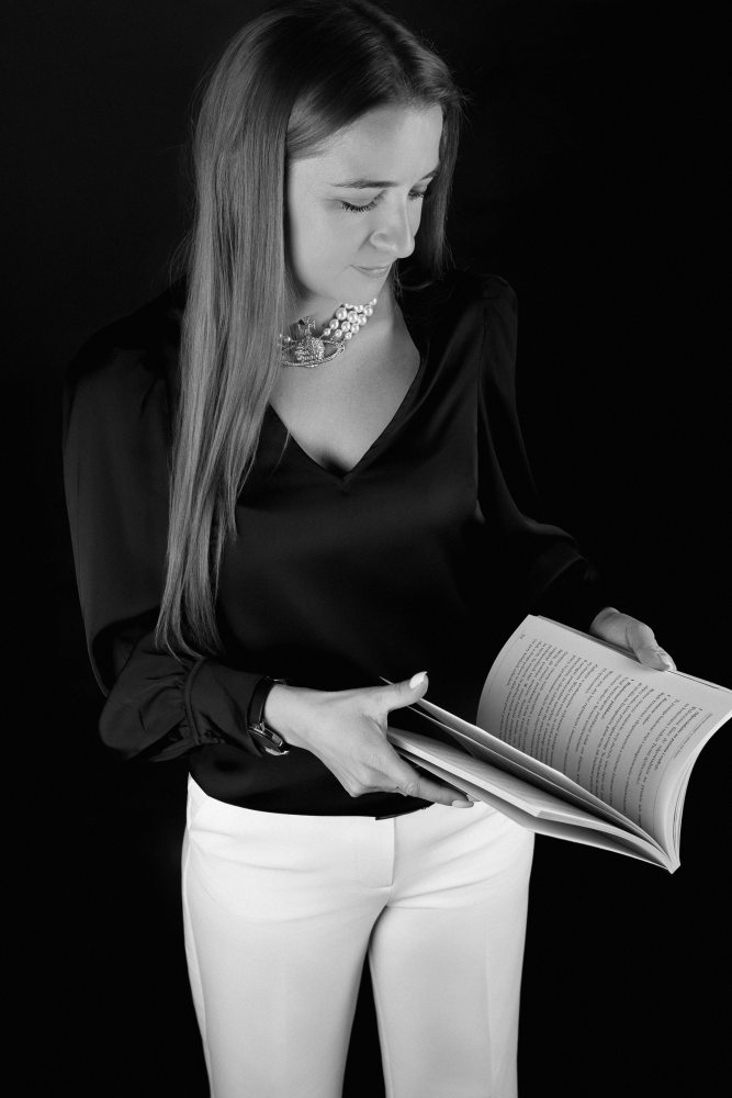 Artistic female portrait by Daniela Tauzowska, editorial studio photography in Aberdeen