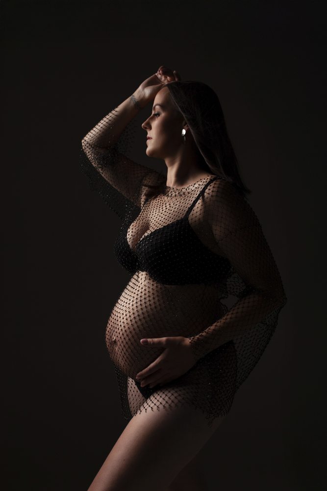 Aberdeen luxury maternity portrait session by Daniela Tauzowska